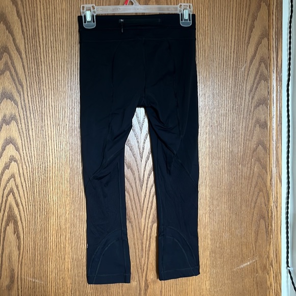 Lululemon black crop leggings with mesh - Picture 2 of 4
